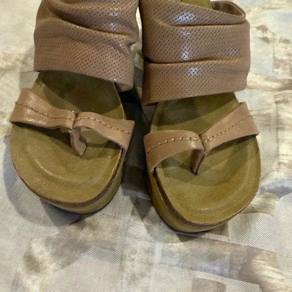 Stylish Tan Wedge Sandals OTBT size 8 … never worn - Picture 2 of 7